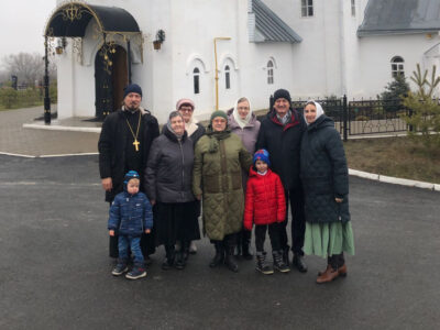 Настоятель храма Тихвинской иконы Божией Матери села Ютановка вместе с прихожанами совершил паломническую поездку в Свято-Троицкий Холковский монастырь
