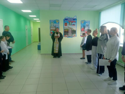 Настоятель храма Рождества Пресвятой Богородицы города Бирюча посетил МБОУ «Хуторская ООШ»