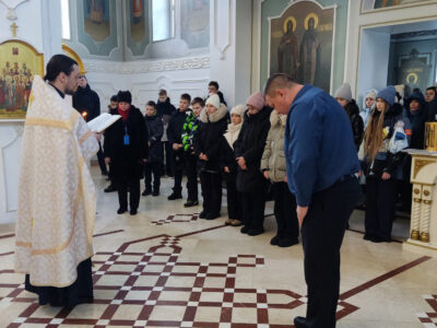 В храме преподобного Сергия Радонежского при учебном центре «Бирюч» поселка Белая Вежа состоялся молебен для учащихся ЧОУ СОШ «Белогорский класс»