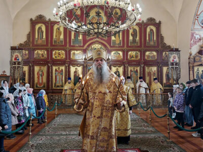 Епископ Валуйский и Алексеевский Савва совершил Божественную Литургию в Свято-Троицком кафедральном соборе города Алексеевка