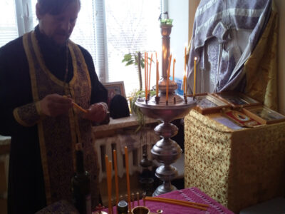 Священник совершил таинство Елеосвящения в молитвенной комнате Волоконовской ЦРБ