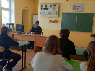 Настоятель храма Спаса Нерукотворного поселка Волоконовка провел урок-беседу с учащимися МБОУ «Волоконовская СОШ №2»