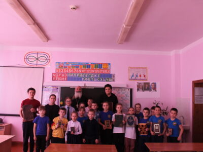 Настоятель храма Рождества Пресвятой Богородицы села Фощеватово провел встречу с учащимися местной школы по случаю Дня православной книги