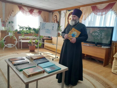 Настоятель храма Рождества Христова села Горки провёл встречу с получателями социальных услуг МБСУСОССЗН «Красненский дом милосердия»