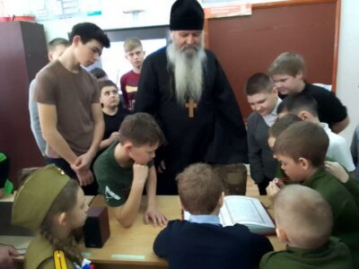 В рамках празднования Дня православной книги священник встретился с учащимися МБОУ «Верхнесеребрянская СОШ»