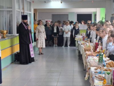 Благочинный I-го Бирюченского округа принял участие в благотворительной акции «Вербная ярмарка» в ОГБОУ «Бирюченская СОШ»