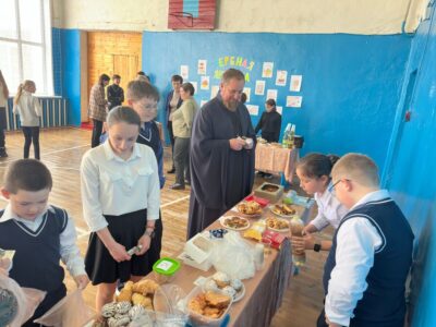 Настоятель храма святителя Николая Чудотворца села Сорокино посетил «Вербные ярмарки» в Сорокинской и Марьевской средних школах