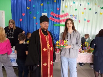 Настоятель храма Рождества Пресвятой Богородицы города Бирюча принял участие в проведении «Вербных ярмарок» прошедших в МБОУ «Хуторская ООШ» и МБОУ «Казацкая СОШ»