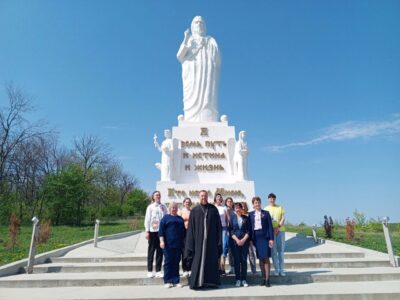 Священник провел экскурсию для гостей по архиерейскому подворью в хуторе Ездоцкий