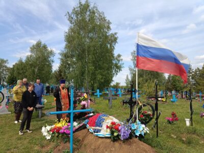 Настоятель Покровского храма села Иловка совершил литию на могилках воинов-односельчан погибших в ходе СВО