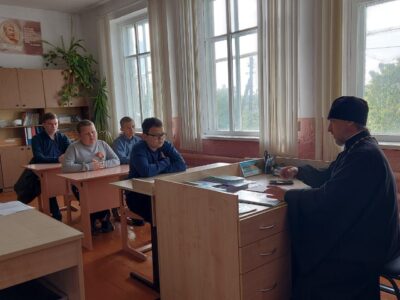 Настоятель храма Святителя Митрофана Воронежского села Малакеево провел лекции для школьников в селах Малакеево и Дегтярное