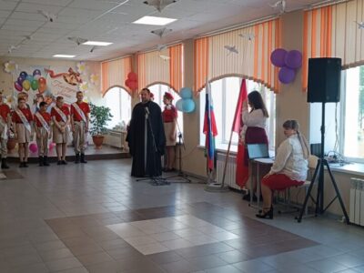 Настоятель Свято-Никольского храма села Сорокино посетил торжественное мероприятие посвященное последнему звонку в МБОУ «Сорокинская СОШ»