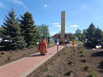 Настоятель Покровского храма совершил панихиду по погибшим воинам на мемориале в селе Иловка