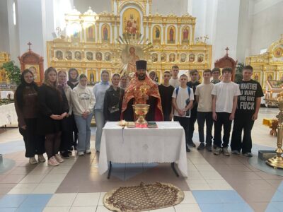 Благочинный I-го Бирюченского округа совершил молебен в Покровском соборе перед предстоящими экзаменами для учащихся 9-х классов ОГБОУ «Бирюченская СОШ».