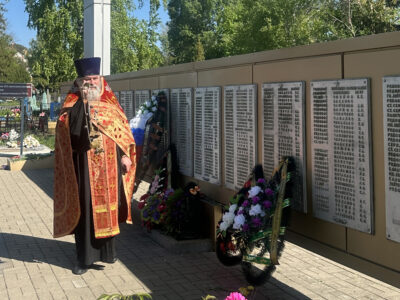 Благочинный приходов Алексеевского округа совершил панихиду у могилы павших воинов на центральном кладбище города Алексеевка