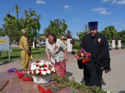 Благочинный Красненского округа принял участие в торжественной церемонии возложения цветов, которая прошла в селе Красное у Вечного огня и памятника воинской славы «Братская могила 607 советских воинов, погибших в боях с фашистскими захватчиками»