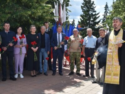 Валуйчане возложили цветы к Вечному огню у мемориала «Скорбящая мать», к памятнику детям войны, отметив трагическую годовщину начала Великой Отечественной войны