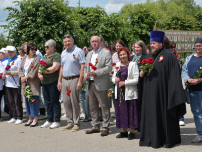 В День памяти и скорби благочинный Красненского церковного округа принял участие в торжественной церемонии возложения цветов к Вечному Огню у подножия памятника воинской Славы