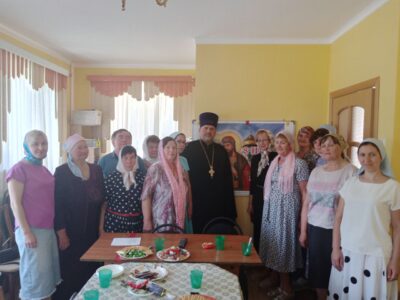 В Никольском храме города Валуйки прошел час семейного духовного общения