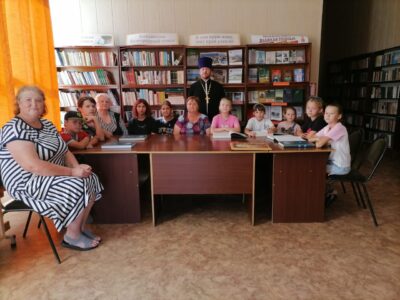 В Сетищенской сельской библиотеке состоялась встреча читателей с настоятелем храма Покрова Пресвятой Богородицы села Сетище