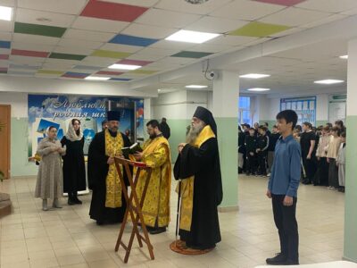 Епископ Валуйский и Алексеевский Савва совершил традиционное молебное пение перед началом учебной недели в МОУ «СОШ №2 с УИОП» города Валуйки