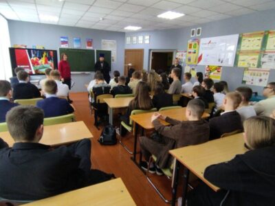 Настоятель Покровского храма села Иловка посетил час мужества