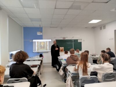 Настоятель храма Казанской иконы Божией Матери села Казинка посетил МОУ «СОШ № 1» г. Валуйки