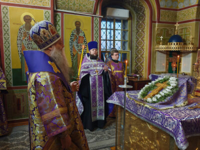 Преосвященнейший епископ Валуйский и Алексеевский Савва совершил всенощное бдение с выносом Креста в храме святителя Димитрия Ростовского города Алексеевка