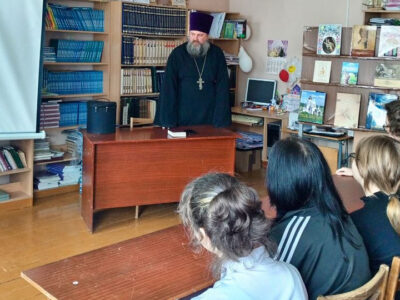 Настоятель храма Спаса Нерукотворного поселка Волоконовка провел урок-беседу с учениками МБОУ «Волоконовская СОШ №2» в рамках празднования Дня православной книги