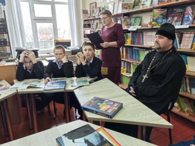 Благочинный II-го Бирюченского округа посетил мероприятие посвященное Дню православной книги в библиотеке МБОУ «Ливенская СОШ №1