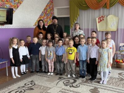 Благочинный приходов II-го Бирюченского округа провел с воспитанниками МБДОУ Детский сад «Улыбка» села Ливенка беседу в рамках празднования Дня православной книги