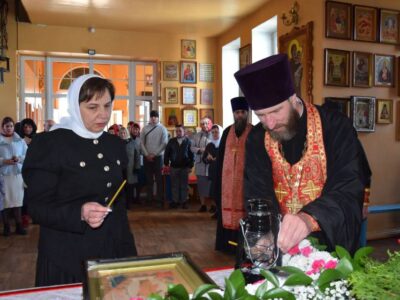 Благодатный огонь доставили в Покровский храм поселка Вейделевка