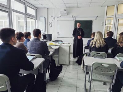 Клирик храма святителя Иоанна Златоуста города Валуйки принял участие в пасхальной встрече «Радость души моей» в ОГБОУ «Валуйская СОШ №4»