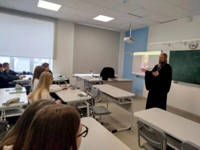 Настоятель храма Казанской иконы Божией Матери села Казинка посетил МОУ «СОШ № 1» города Валуйки