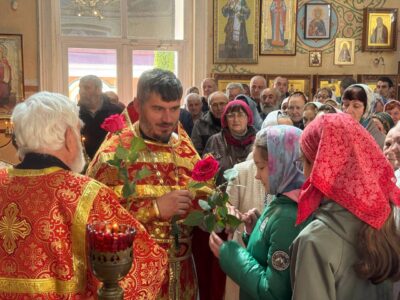 Клирик Никольского храма города Валуйки поздравил прихожанок с «Православным женским днем»