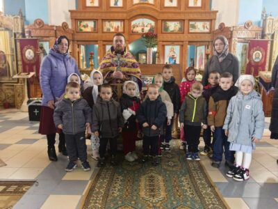 В храме Покрова Пресвятой Богородицы села Сетище за богослужением молилась группа воспитанников МДОУ Сетищенского детского сада «Сказка»