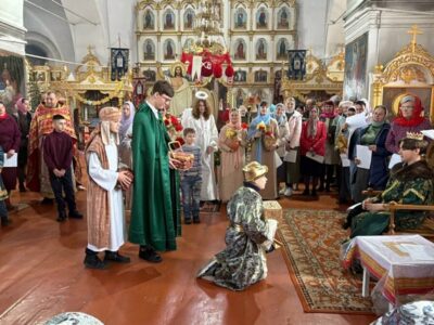 В Успенском храме поселка Волоконовка состоялся праздничный утренник-спектакль посвященный Воскресению Христову и дню памяти жен-мироносиц