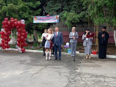 Настоятель храма Димитрия Солунского села Казацкое принял участие в Последнем звонке в МБОУ «Казацкая СОШ»