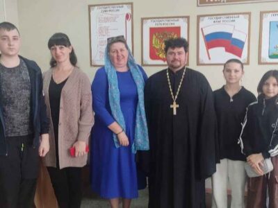 Настоятель Знаменского храма поселка Уразово провел встречу с детьми и преподавателями в ЦКР поселка Уразово
