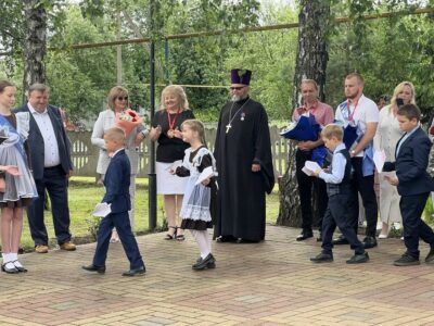 Настоятель Ильинского храма села Верхососна посетил Последний звонок в МБОУ «Верхососенская СОШ»