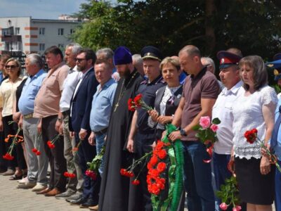 Благочинный Вейделевского церковного округа принял участие в возложении цветов к мемориалу «Скорбящая мать»