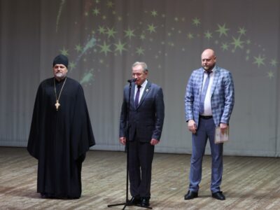 Благочинный Валуйского округа посетил торжественное мероприятие посвященное выпускникам школ Валуйского муниципального округа