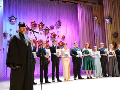 Благочинный приходов Волоконовского округа посетил выпускные вечера для учеников МБОУ «Волоконовская СОШ №1» и МБОУ «Волоконовская СОШ №2»