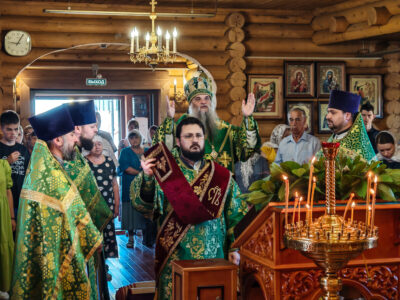 Епископ Валуйский и Алексеевский Савва совершил Божественную Литургию в Свято-Троицком храме села Засосна