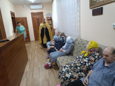 В Иловском доме-интернате для престарелых и инвалидов были совершены таинства исповеди и причастия