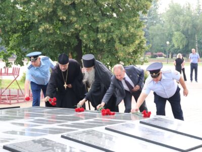 Правящий архиерей Валуйской епархии принял участие в возложении цветов к монументу «Скорбящая мать» в преддверии 83-й годовщины Прохоровского танкового сражения