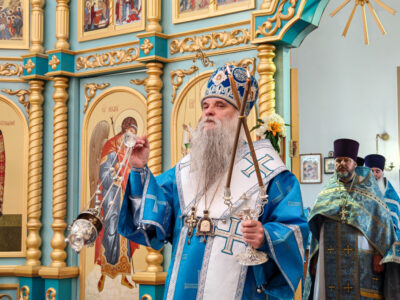 Епископ Савва совершил Божественную Литургию по случаю престольного праздника в храме Тихвинской иконы Божьей Матери села Ютановка
