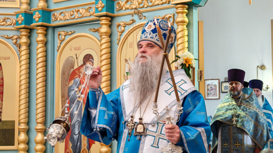 Епископ Савва совершил Божественную Литургию по случаю престольного праздника в храме Тихвинской иконы Божьей Матери села Ютановка