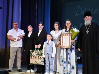 Благочинный Алексеевского округа принял участие в праздновании Дня семьи, любви и верности