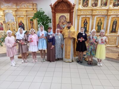Воспитанники приходской воскресной школы «Покров» собора Покрова Пресвятой Богородицы города Бирюч поздравили прихожан собора с Днем семьи любви и верности